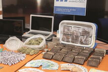 Material apreendido pela PSP ao traficante em operação na periferia de Faro 