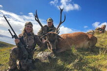 Apresentadora posa ao lado de animais mortos que caçou e gera revolta