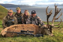 Apresentadora posa ao lado de animais mortos que caçou e gera revolta