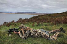 Apresentadora posa ao lado de animais mortos que caçou e gera revolta