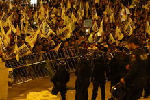 Tensão no Parlamento com polícias em protesto a levantarem barreiras