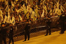 Tensão no Parlamento com polícias em protesto a levantarem barreiras
