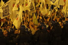 Tensão no Parlamento com polícias em protesto a levantarem barreiras