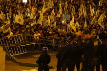 Tensão no Parlamento com polícias em protesto a levantarem barreiras