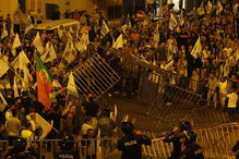 Tensão no Parlamento com polícias em protesto a levantarem barreiras