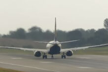 Avião da Ryanair descola 