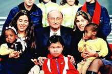 Gentil Martins com Tânia e Magda, de Lisboa (cirurgia de 1978), Maria e Liliana, de Valongo (1986), Eliana e Sandra, de Amarante (1989), Helena e José, de Moçambique (2009) e Leo Chin Ian, Macau (1989) 