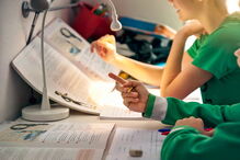 Criança liga para o 112 para pedir ajuda com os trabalhos de matemática