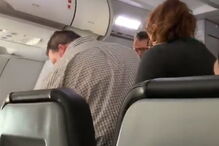 Passageiro descontrolado tenta abrir porta de avião prestes a descolar