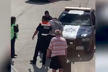 Passageiro descontrolado tenta abrir porta de avião prestes a descolar