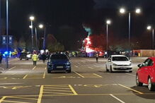 Helicóptero do dono do Leicester despenha-se e incendeia-se junto ao estádio