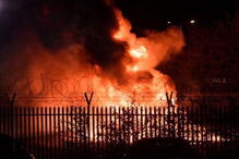 Helicóptero do dono do Leicester despenha-se e incendeia-se junto ao estádio