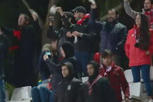 Adeptos assobiam e mostram lenços brancos a Rui Vitória após derrota do Benfica