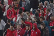 Adeptos assobiam e mostram lenços brancos a Rui Vitória após derrota do Benfica	