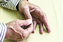 Pacientes  têm dor,  vermelhidão,  inchaço e, por vezes, pus