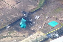 Os destroços do helicóptero que caiu junto ao estádio do Leicester