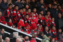 Jovens resgatados de gruta na Tailândia assistiram ao Manchester-Everton em Old Trafford
