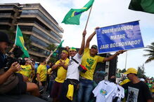 Apoiantes de Bolsonaro nas ruas à espera do resultado das eleições