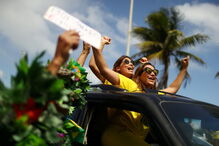 Apoiantes de Bolsonaro nas ruas à espera do resultado das eleições