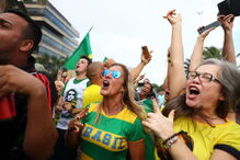 Apoiantes de Bolsonaro nas ruas à espera do resultado das eleições