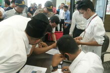 Familiares procuram informações sobre os passageiros do avião acidentado