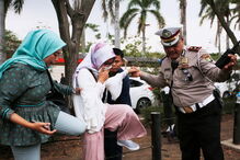 Familiares procuram informações sobre os passageiros do avião acidentado