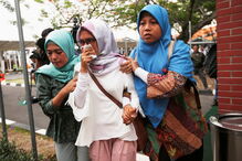 Familiares procuram informações sobre os passageiros do avião acidentado