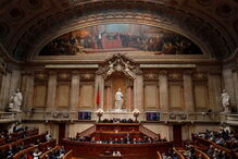 Isabel Moreira pinta as unhas durante debate do OE 2019