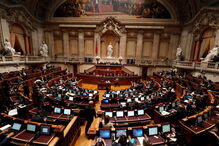 Isabel Moreira pinta as unhas durante debate do OE 2019