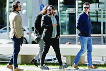 Carlos Silva, ao centro, acompanhado por Gustavo Oliveira (à direita) e o advogado de ambos, Nélson Sousa