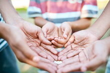 Criança a mendigar na rua
