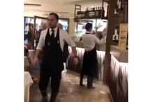 Tempestade em Veneza leva funcionários de restaurante a trabalhar com água pelo joelhos