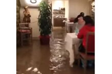 Tempestade em Veneza leva funcionários de restaurante a trabalhar com água pelo joelhos