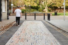 Rua em Londres pavimentada com mármore português 