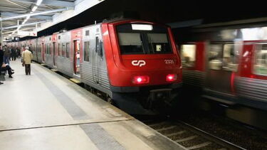 Cai à linha de comboio com o filho de 3 anos ao colo em Lisboa. Menino em estado grave