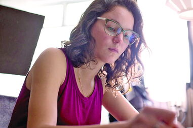 Joana de Verona é uma psicóloga bem intencionada no filme ‘Praça Paris’ 