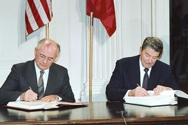 Reagan e Gorbachov assinaram acordo sobre limitação de armas nucleares em dezembro de 1987