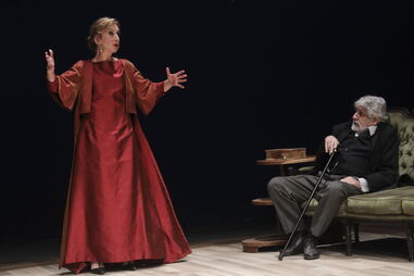 Custódia Gallego é Arkadina neste espetáculo de João Mota. Sentado no sofá, o ator Igor Sampaio 