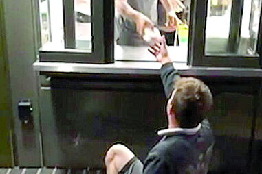 Jovem vai ao McDrive num carro de brincar  