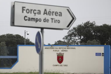 O Campo de Tiro de Alcochete  tem uma área  de cerca de 7560 hectares e é  um dos maiores da Europa