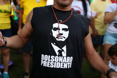 Apoiantes de Bolsonaro nas ruas à espera do resultado das eleições