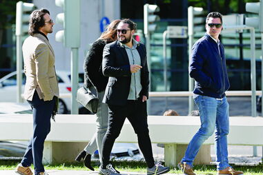 Carlos Silva, ao centro, acompanhado por Gustavo Oliveira (à direita) e o advogado de ambos, Nélson Sousa