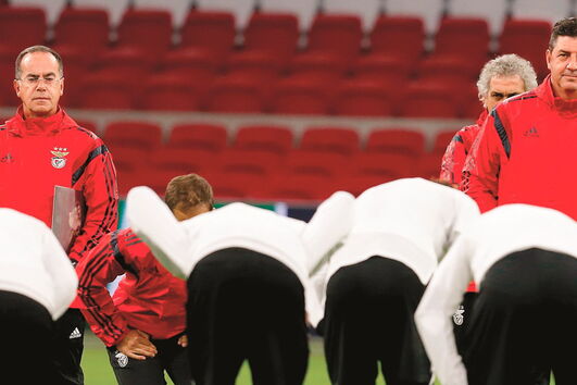 Rui Vitória (à direita) reconhece que haverá momentos em que a equipa vai ter de defender e outros em que vai criar problemas ao conjunto holandês 