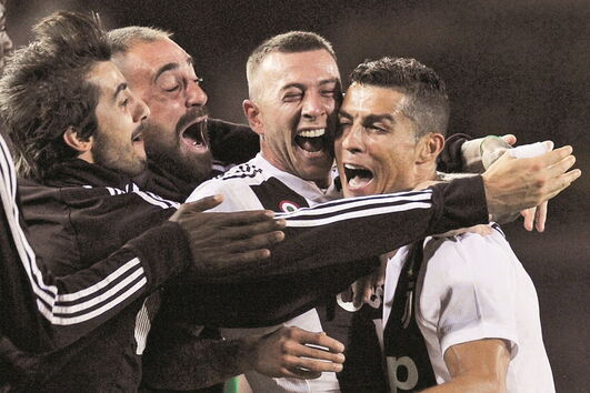 Cristiano Ronaldo  festeja o segundo golo que marcou no jogo de ontem: disparou uma ‘bomba’ de fora da área