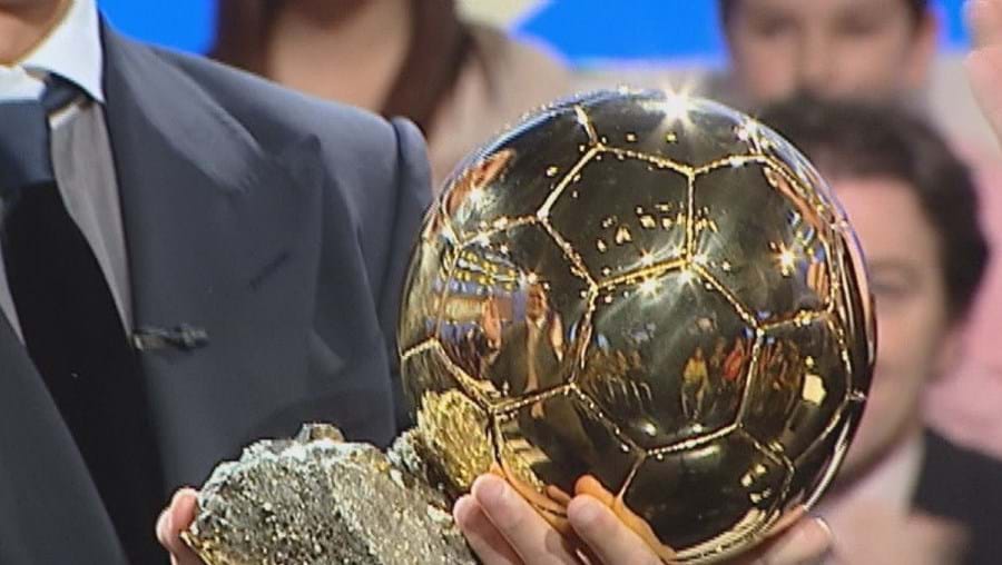 Cristiano Ronaldo com o prémio Bola de Ouro