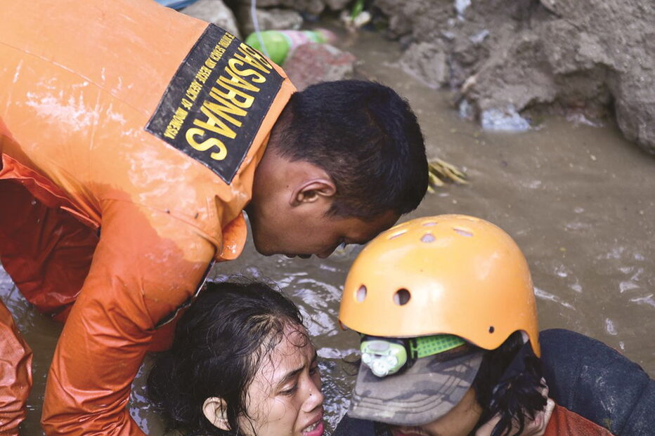 Jovem foi salva após dois dias presa nos escombros inundados de uma casa 