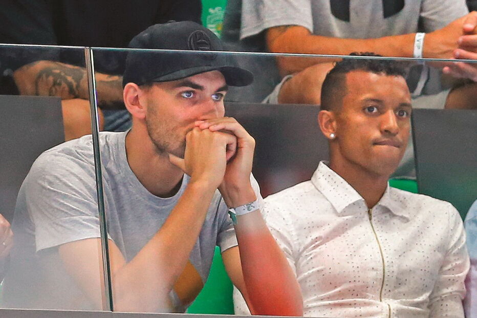 Nani foi castigado por José Peseiro e assistiu ao jogo com o Marítimo na bancada ao lado do lesionado Bas Dost 