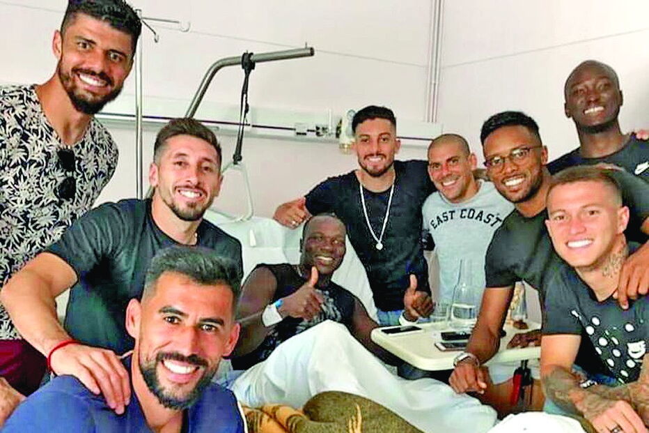 Aboubakar foi confortado por colegas da equipa do FC Porto após a intervenção cirúrgica 