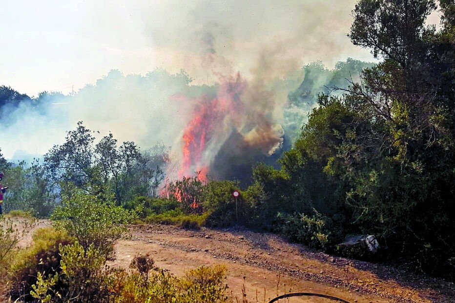 População teme que um dos incêndios possa assumir proporções maiores 
