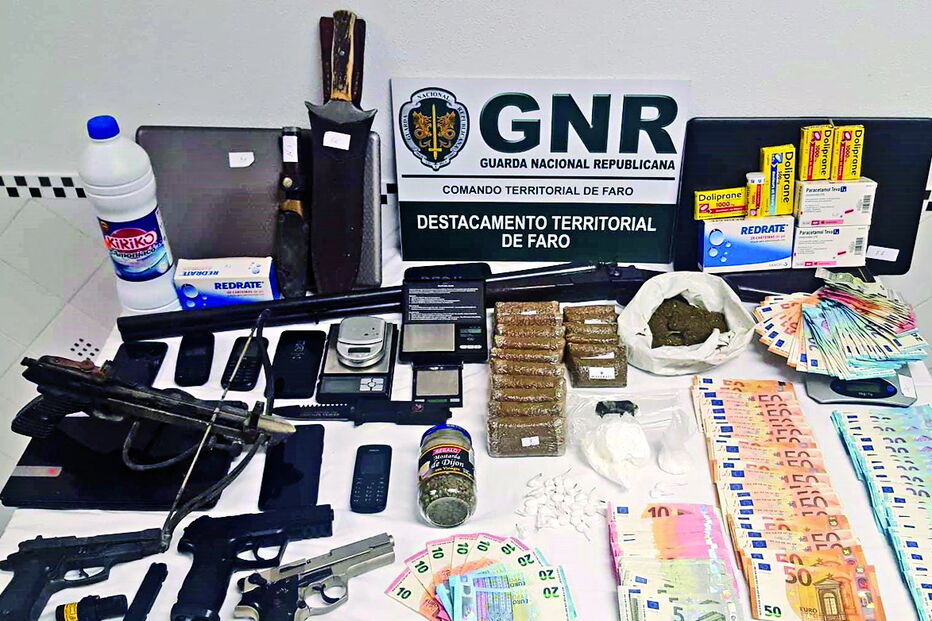 Operação levou à apreensão de droga, armas, dinheiro, telemóveis e viaturas